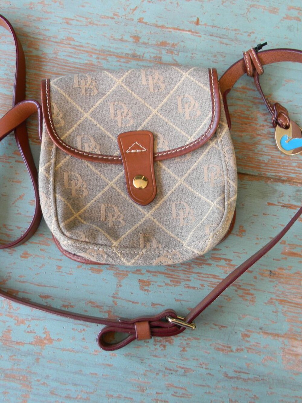 DOONEY & BOURKE SMALL VTG GRAY/CREAM MONOGRAM LEATHER TRIM CROSSBODY BAG